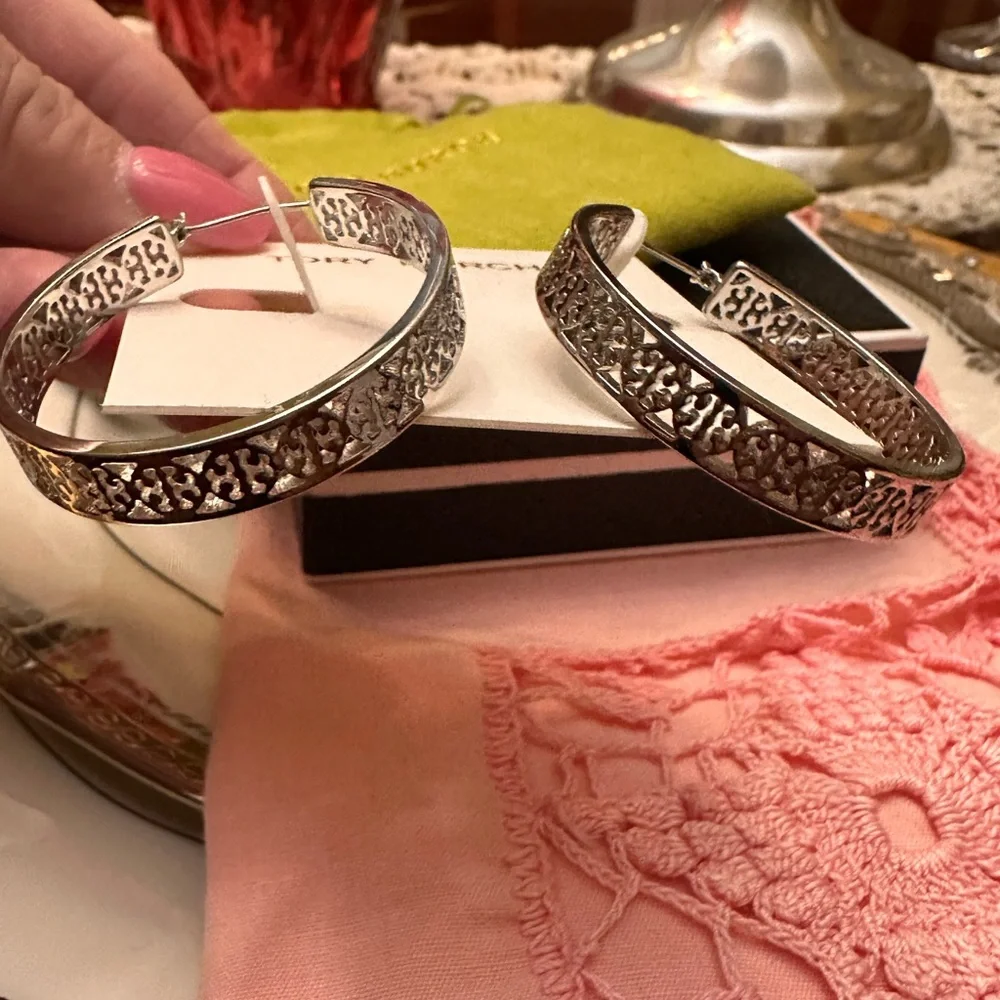 Tory Burch Large Silver Kinsley Hoop Earrings NWT‎